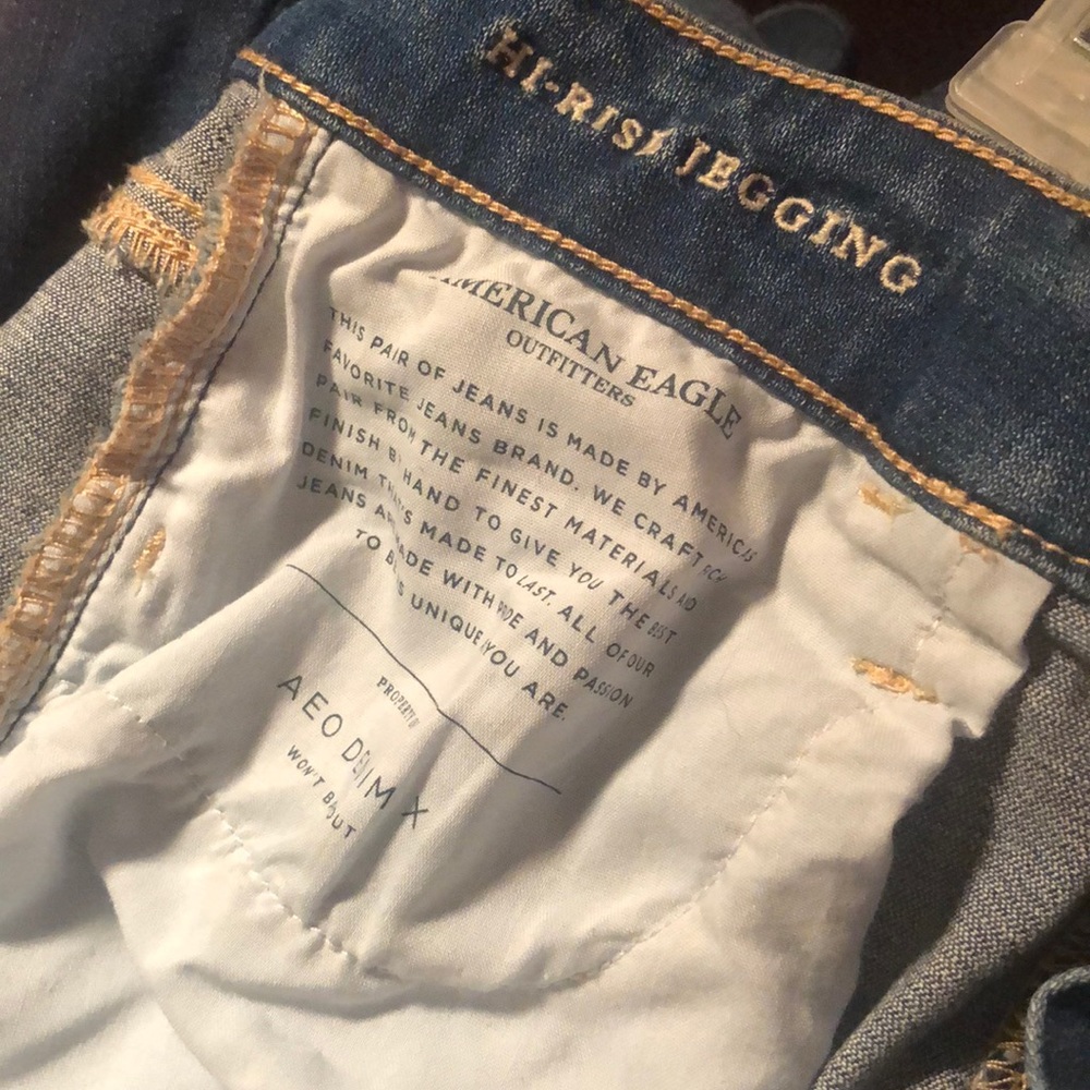 AMERICAN EAGLE HIGH-RISE JEANS